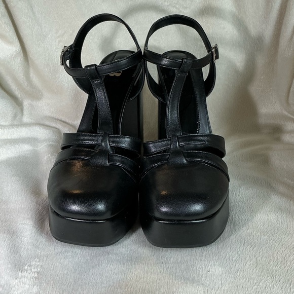 ⭐️🆕⭐️ Gianni Bini GB “Mem-Ories” Black Leather T-Strap Platform Sandals - Picture 3 of 7